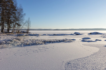 Fototapeta na wymiar Frosty and snowy Lake Pyhäjärvi in Tampere, Finland in winter