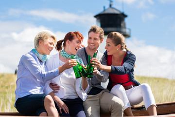 Freunde trinken Bier am Nordsee Stand 