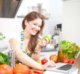 Frau mit Laptop in der Küche 