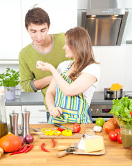 Paar in der küche kochen zusammen 