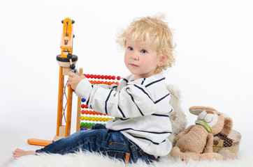 Kleinkind mit viel Spielzeug