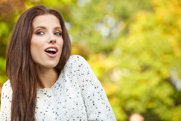 Fototapeta premium Beautiful autumn woman in golden park
