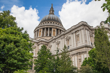 Fototapeta na wymiar London, St. Pauls cathedral view from garden