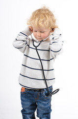 Junge mit Stethoskop