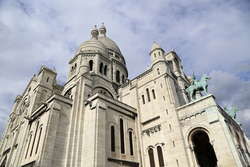 Fototapeta na wymiar Kirche Sacré-Coeur auf dem Montmartre in Paris