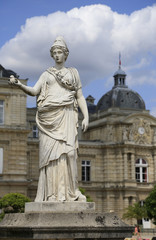 Fototapeta na wymiar Statue im Garten des Palais Luxembourg Paris