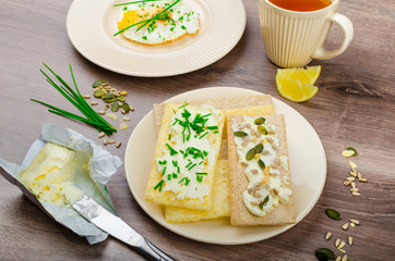 Crisp Crispbread with cheese spread with chives and seeds