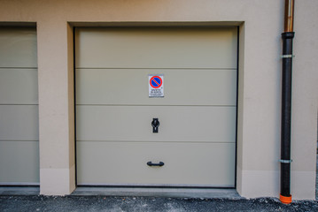 Porta garage grigio, basculante