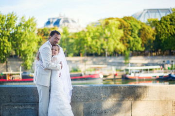 Obraz premium Just married couple on the Seine embankment