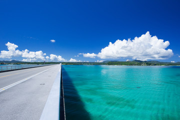 Fototapeta na wymiar 沖縄の海・古宇利大橋