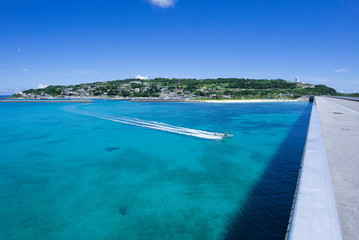 Fototapeta na wymiar 沖縄の海・古宇利大橋からの眺め