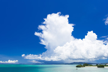 沖縄の海・大きな入道雲