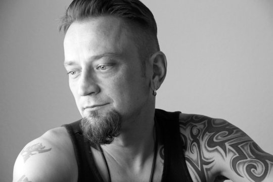 Mann mit tatoo sw