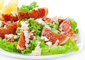 Green salad with figs, cheese and walnuts