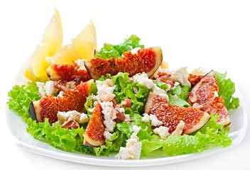 Green salad with figs, cheese and walnuts