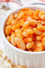 Baked beans in a mild tomato sauce