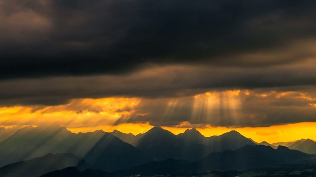 Zeitraffer Sonnenuntergang in den Alpen