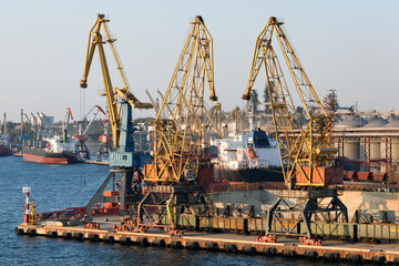 Obraz premium Ships and cranes in seaport