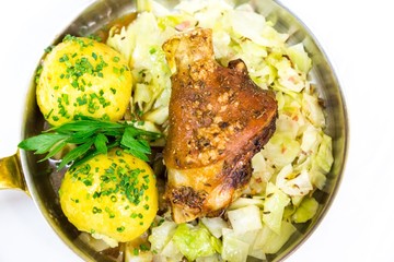 Schweinshaxe mit Knödel und Sauerkraut