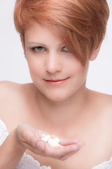 Junge Frau mit Tabetten