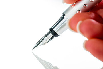 Hand mit Füllfeder bei Unterschrift