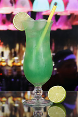 Grüner Früchte Cocktail auf dem Tresen