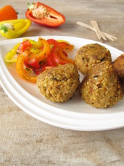 Falafel Bällchen mit Paprikagemüse
