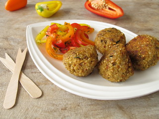Falafel Bällchen mit Paprikagemüse
