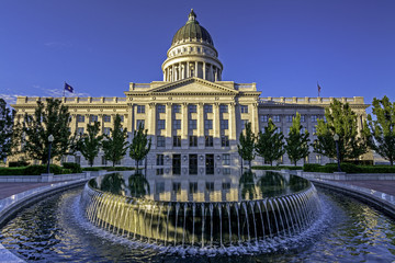 Fototapeta premium Pool of water in front of the Capital in Utah
