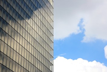 reflets changeant de nuages dans un building