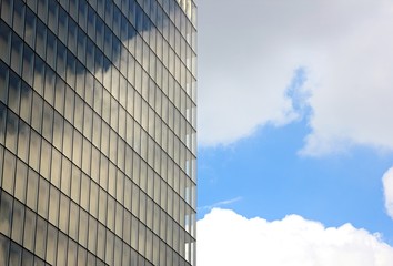 Fototapeta premium reflets changeant de nuages dans un building
