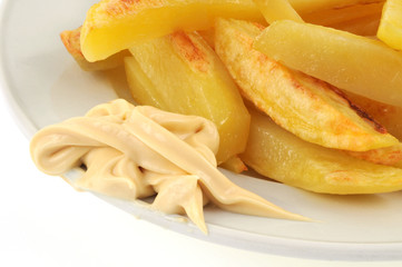 Mayonnaise sur le bord de l'assiette de frites