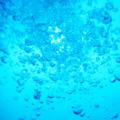 luftblasen blau frisch unter wasser