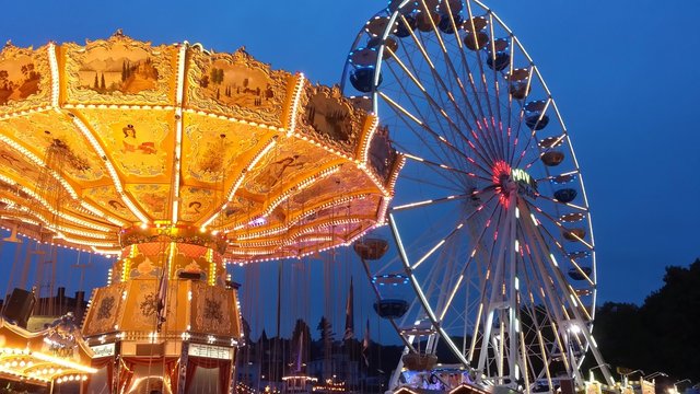 Riesenrad und Karussell auf einer Kirmes