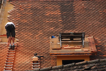 Handwewrker bei der Dacheindeckung