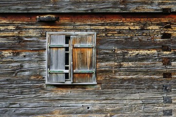 Fototapeta na wymiar Wood house in the Alps