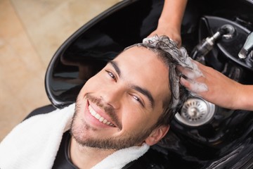 Hair stylist washing mans hair © WavebreakmediaMicro