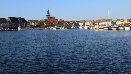 Obraz premium Widok na port i stare miasto Waren (Müritz