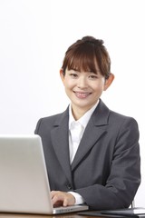 パソコンを使う女性