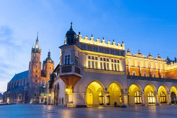 Obraz premium Sukiennice and St. Mary's Church at night in Krakow, Poland.