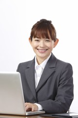 パソコンを使う女性