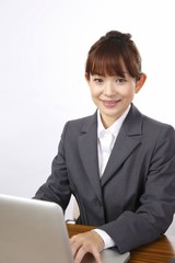 パソコンを使う女性