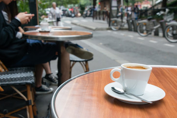 テーブルの上のコーヒーカップ