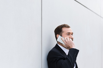 geschäftsmann telefoniert mit seinem handy