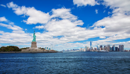 Fototapeta premium Statue of Liberty and skyline New York