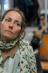 femme dans les transports en commun