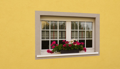 Modernes PVC Fenster mit Rollladen in renovierter Fassade