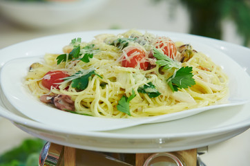 Spaghetti with cherry tomatoes and parsley