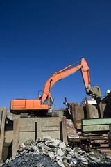 作業中のパワーショベル