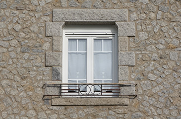 Fototapeta na wymiar Modernes PVC Fenster mit Belüftung in Granitfassade